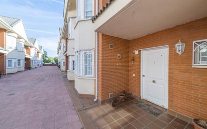 Vista exterior de Casa o xalet en venda en Alcalá de Henares amb Aire condicionat i Piscina