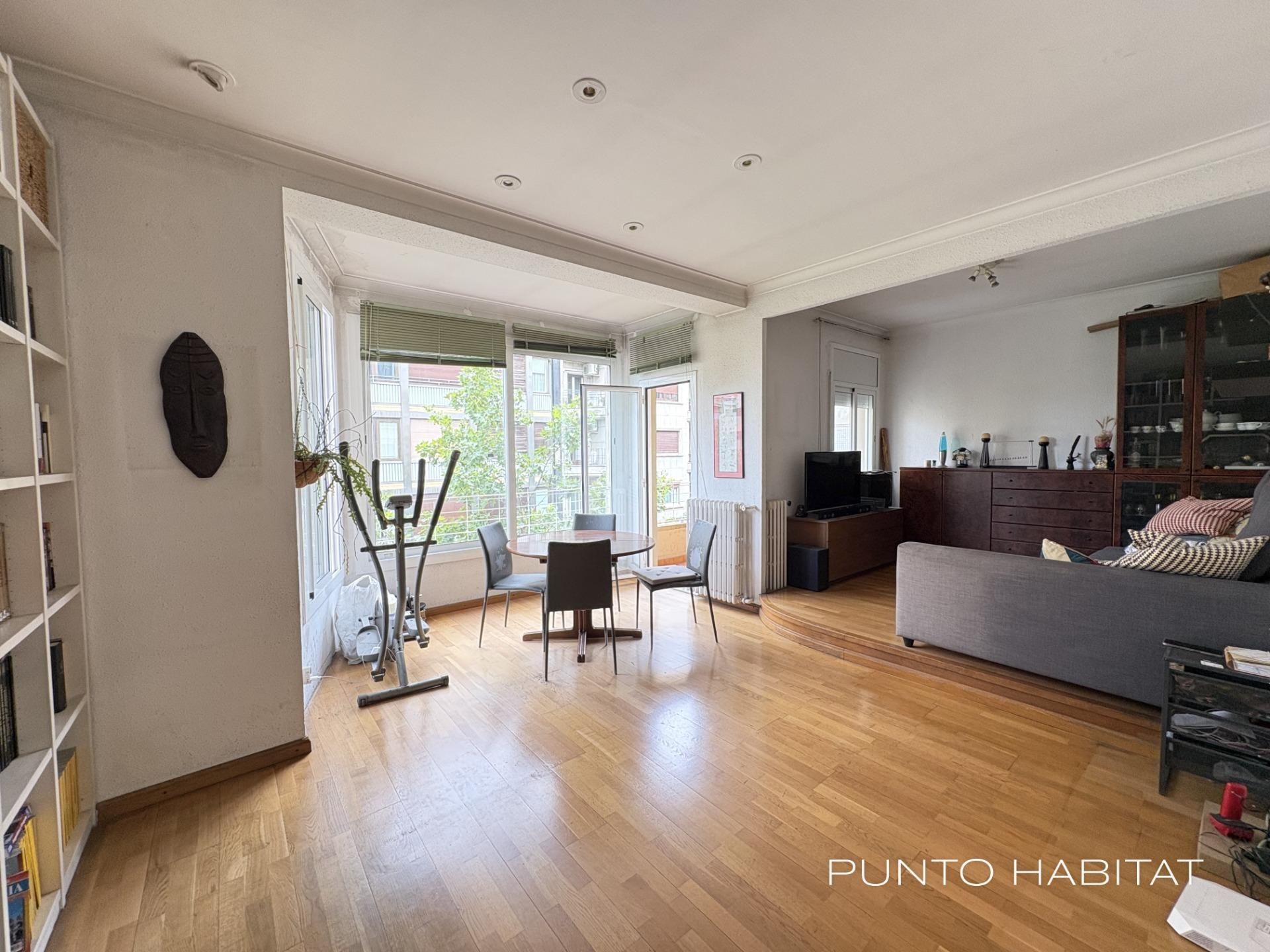 Living room of Flat for sale in  Barcelona Capital  with Heating, Parquet flooring and Balcony