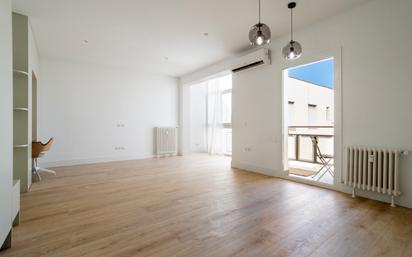 Sala d'estar de Àtic en venda en  Madrid Capital amb Aire condicionat i Terrassa
