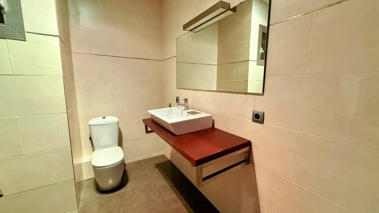 Baño de Piso en venta en Barcelona con Calefacción, Terraza y Trastero