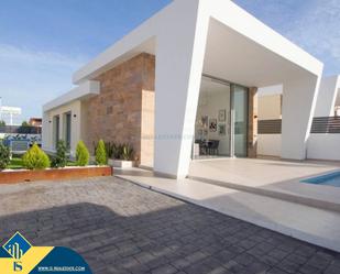 Vista exterior de Casa o xalet en venda en Torrevieja amb Aire condicionat, Calefacció i Jardí privat