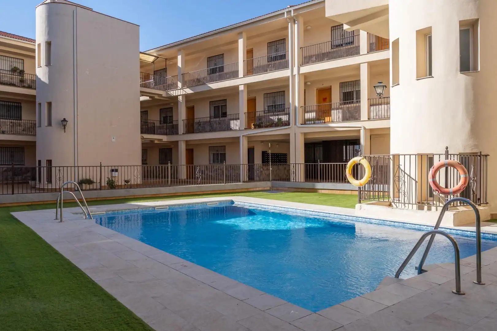 Piscina de Pis en venda en Churriana de la Vega amb Piscina comunitària