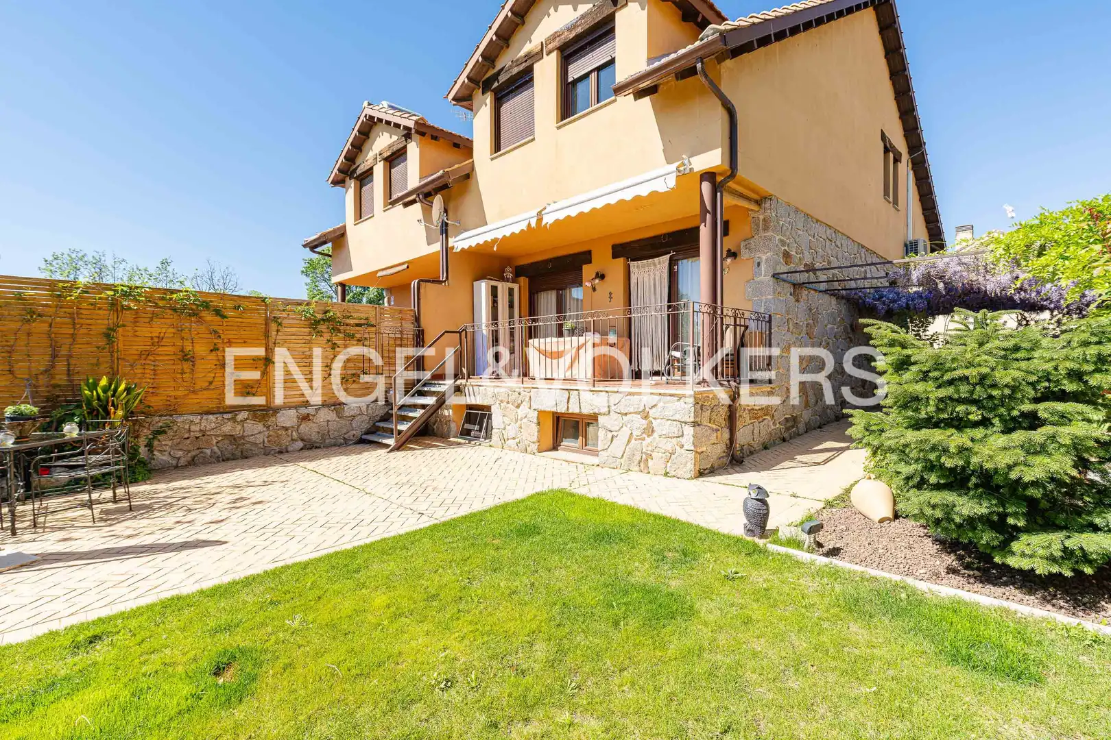 Außenansicht von Einfamilien-Reihenhaus zum Verkauf in Zarzalejo mit Heizung, Privatgarten und Terrasse