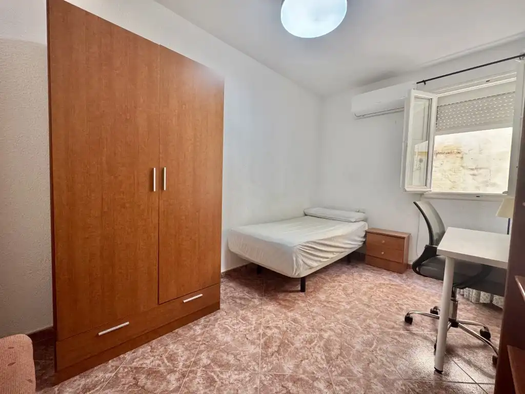 Bedroom of Flat for share in Córdoba