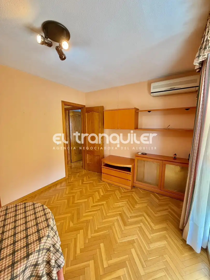Bedroom of Flat for rent in Madrid  with Air Conditioner, Parquet flooring and Furnished