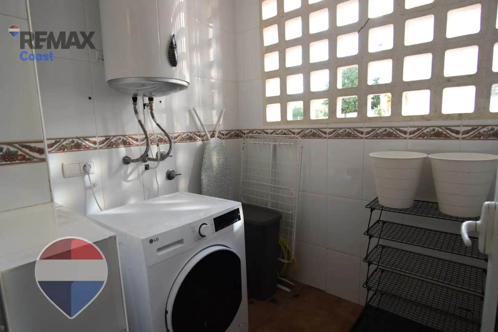Küche von Wohnung zum Verkauf in Benalmádena mit Klimaanlage, Privatgarten und Gemeinschaftspool