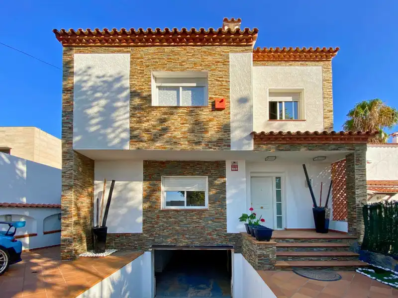 Vista exterior de Casa o chalet en venta en Empuriabrava con Aire acondicionado, Calefacción y Terraza