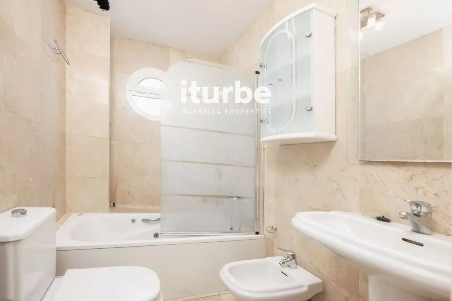 Badezimmer von Maisonette zum Verkauf in Marbella mit Klimaanlage, Terrasse und Abstellraum