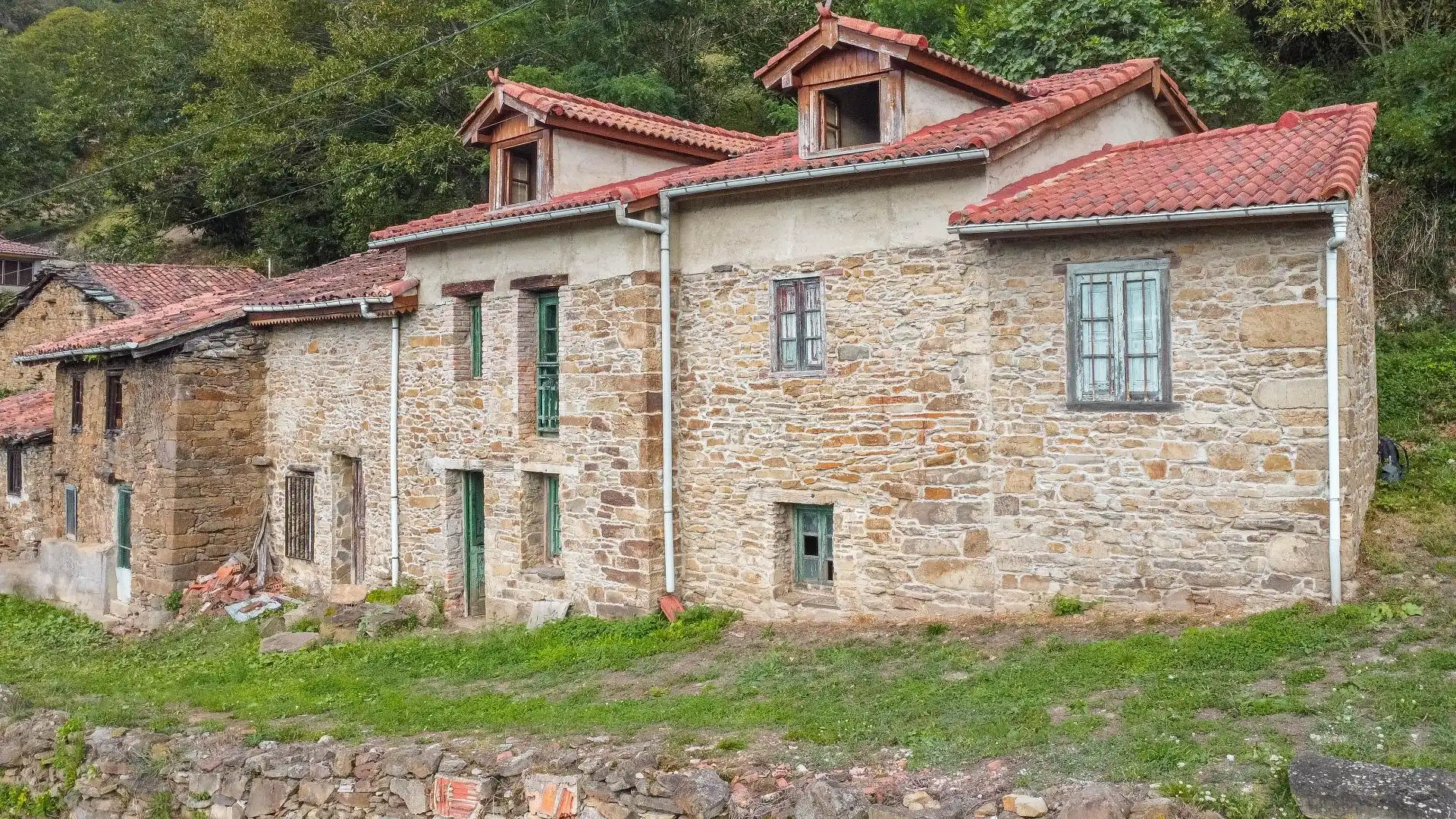 Casa pareada con terraza en venta en Lugar Estación Figaredo 12