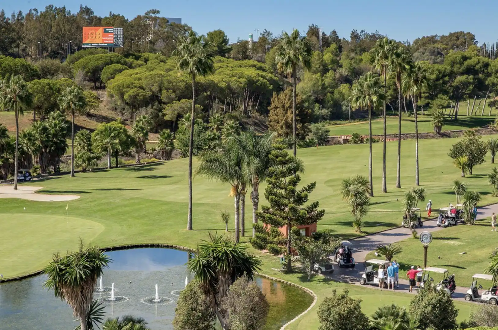 Vista exterior de Casa adosada en venda en Marbella amb Aire condicionat, Calefacció i Jardí privat