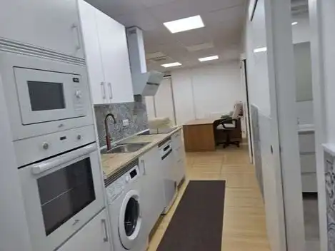 Küche von Büro zur Miete in Madrid mit Klimaanlage, Heizung und Möbliert