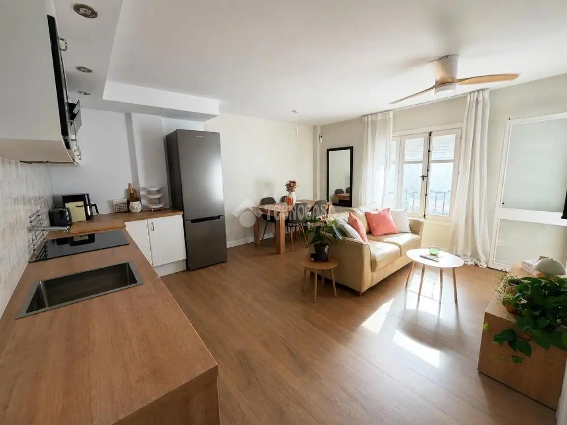 Wohnzimmer von Wohnung zum Verkauf in Manilva mit Parkett und Gemeinschaftspool