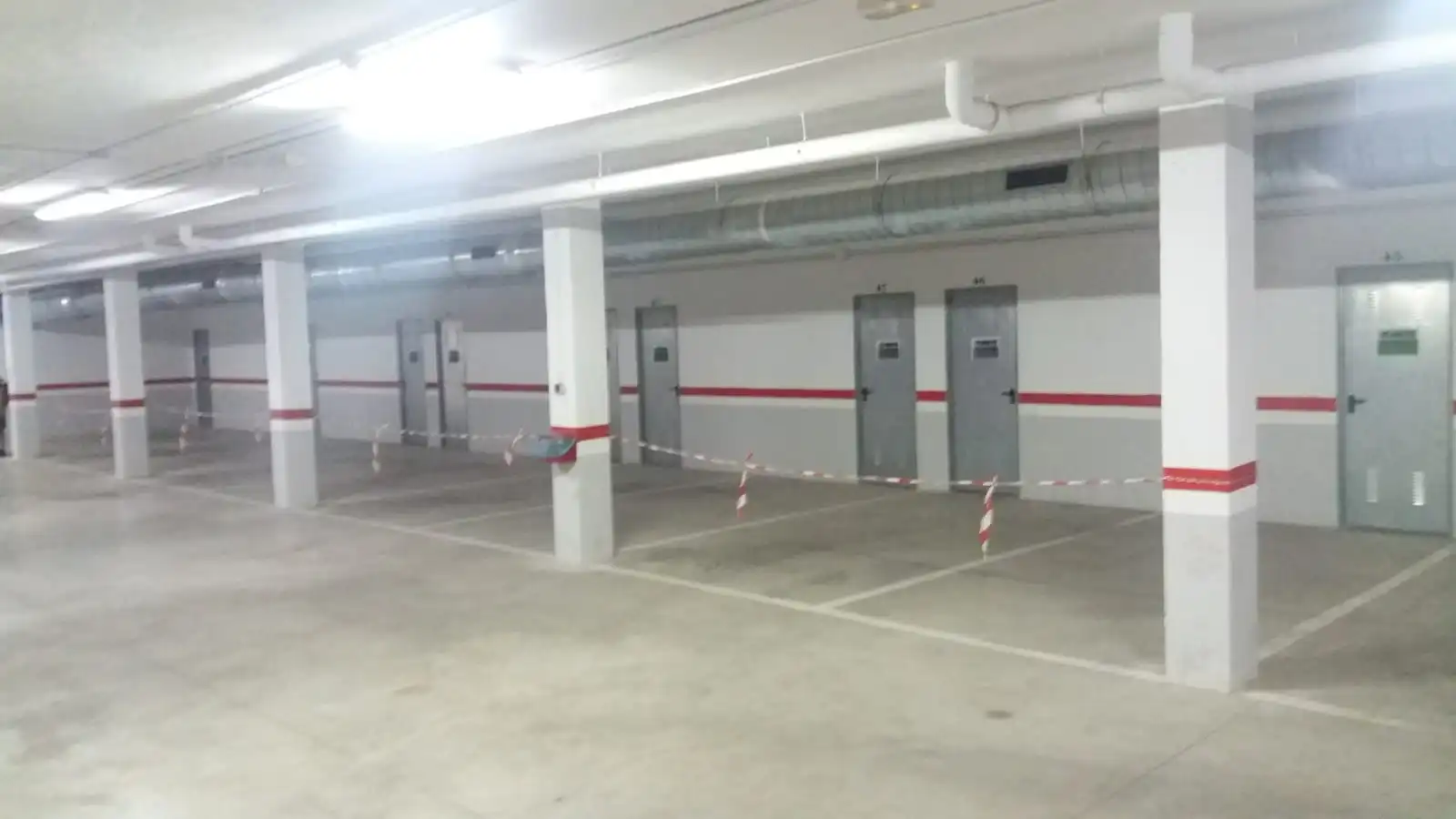Parkplatz von Garage zum Verkauf in Enix