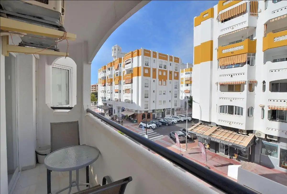 Vista exterior de Apartament en venda en Benalmádena amb Aire condicionat, Terrassa i Piscina comunitària
