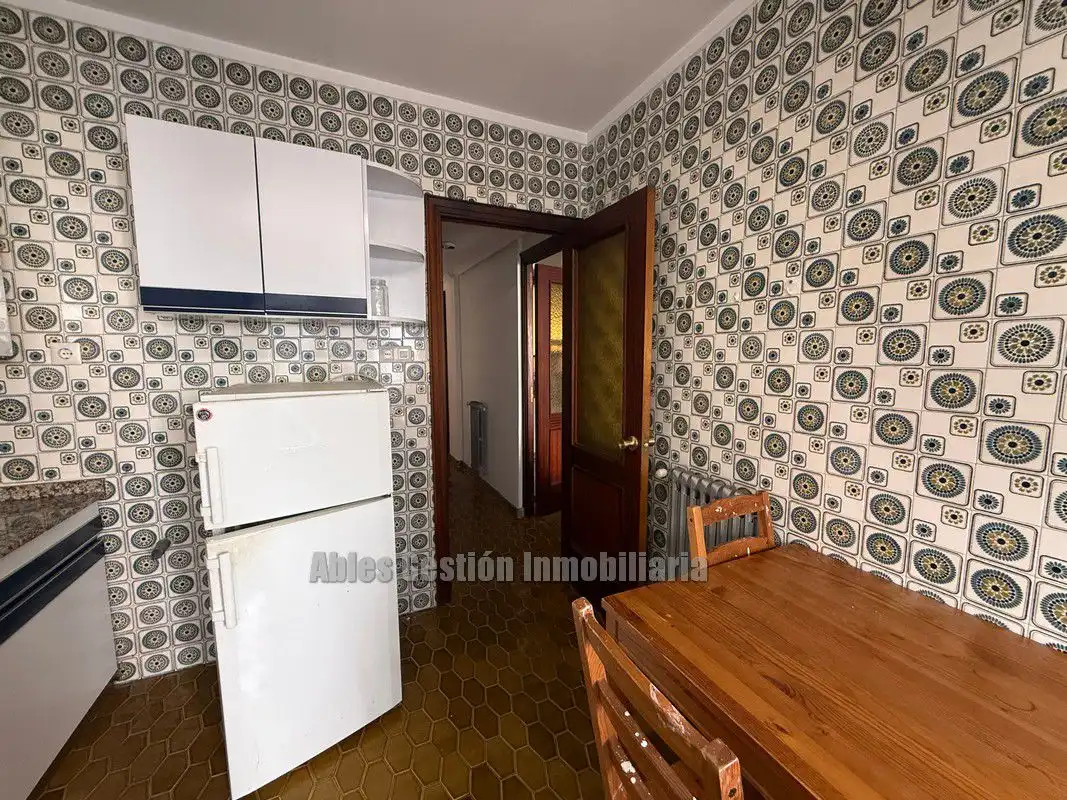 Küche von Wohnung zur Miete in Oviedo  mit Heizung, Parkett und Abstellraum