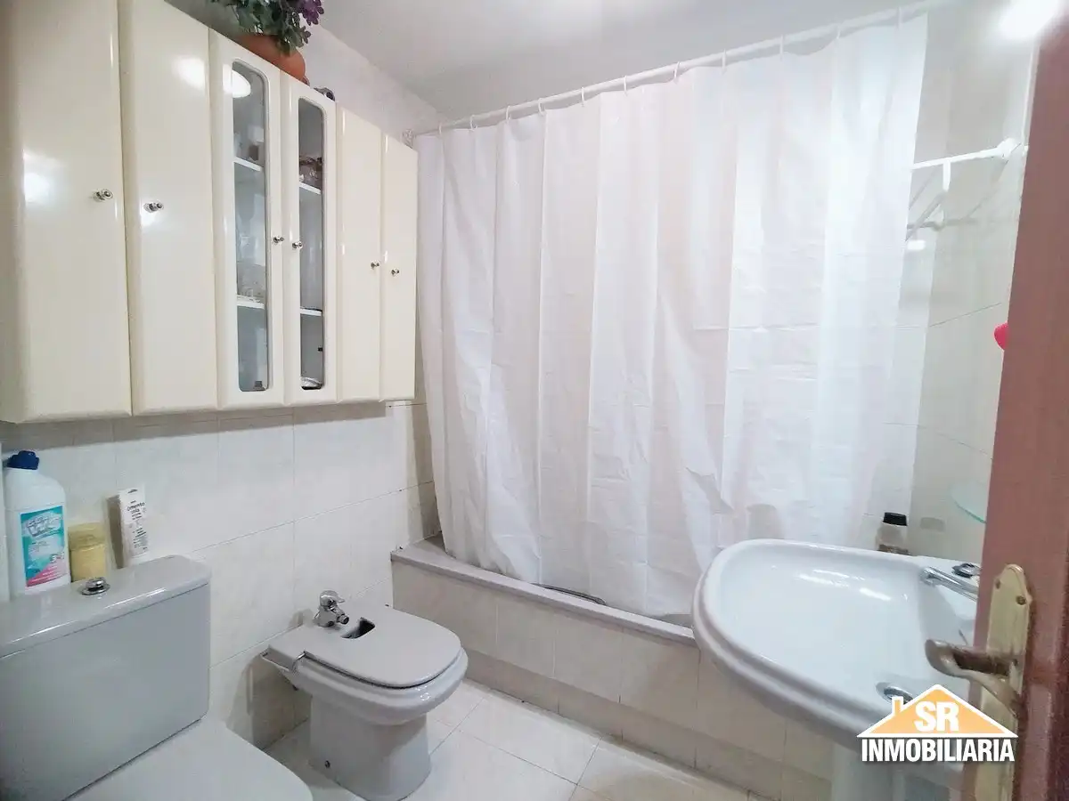 Baño de Piso de alquiler en A Coruña Capital  con Amueblado, Horno y Lavadora