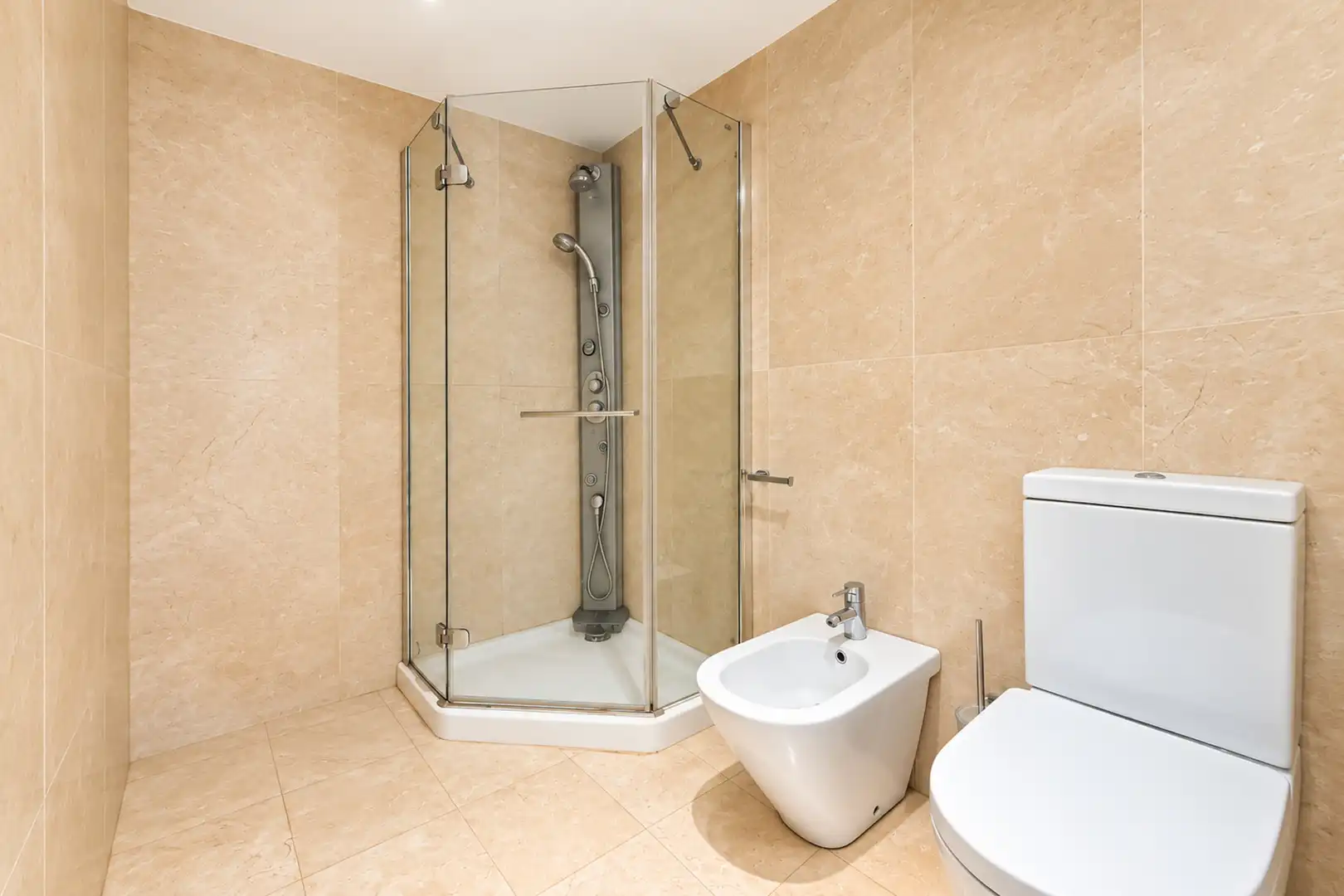 Badezimmer von Wohnungen zum Verkauf in Marbella mit Klimaanlage, Terrasse und Schwimmbad