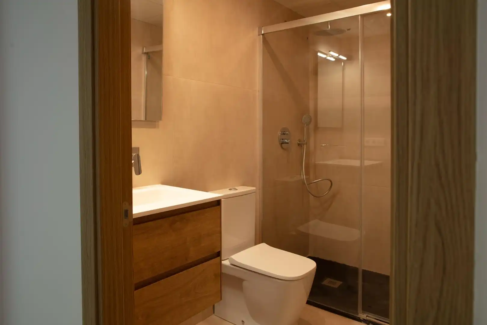 Baño de Casa adosada de alquiler en Rocafort con Aire acondicionado, Calefacción y Jardín privado