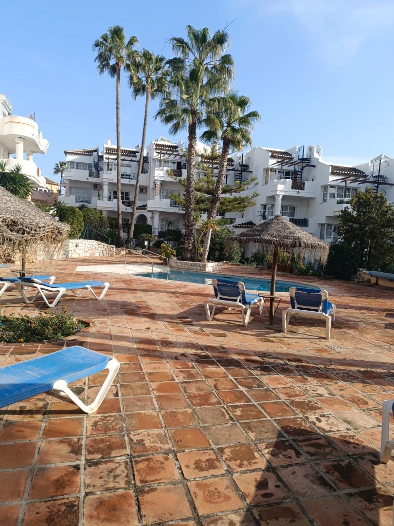 Piscina de Pis en venda en Mijas amb Aire condicionat, Calefacció i Jardí privat