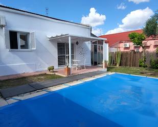 Swimming pool of House or chalet to rent in Espartinas  with Air Conditioner, Heating and Private garden