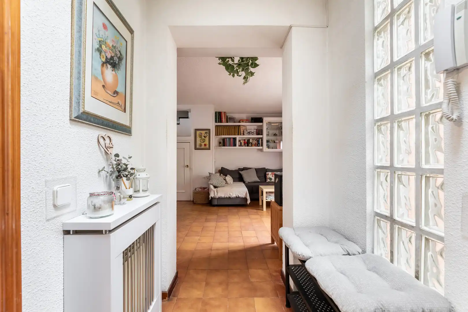 Sala de estar de Casa adosada en venta en Pozuelo de Alarcón con Aire acondicionado, Calefacción y Jardín privado