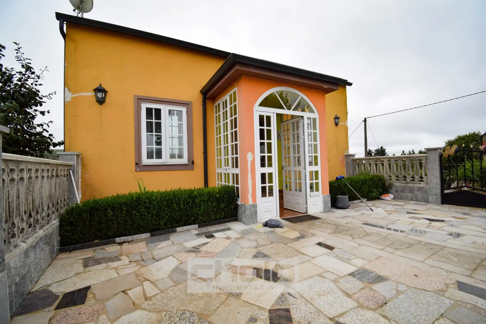 Vista exterior de Casa o xalet en venda en Castroverde amb Calefacció, Parquet i Traster