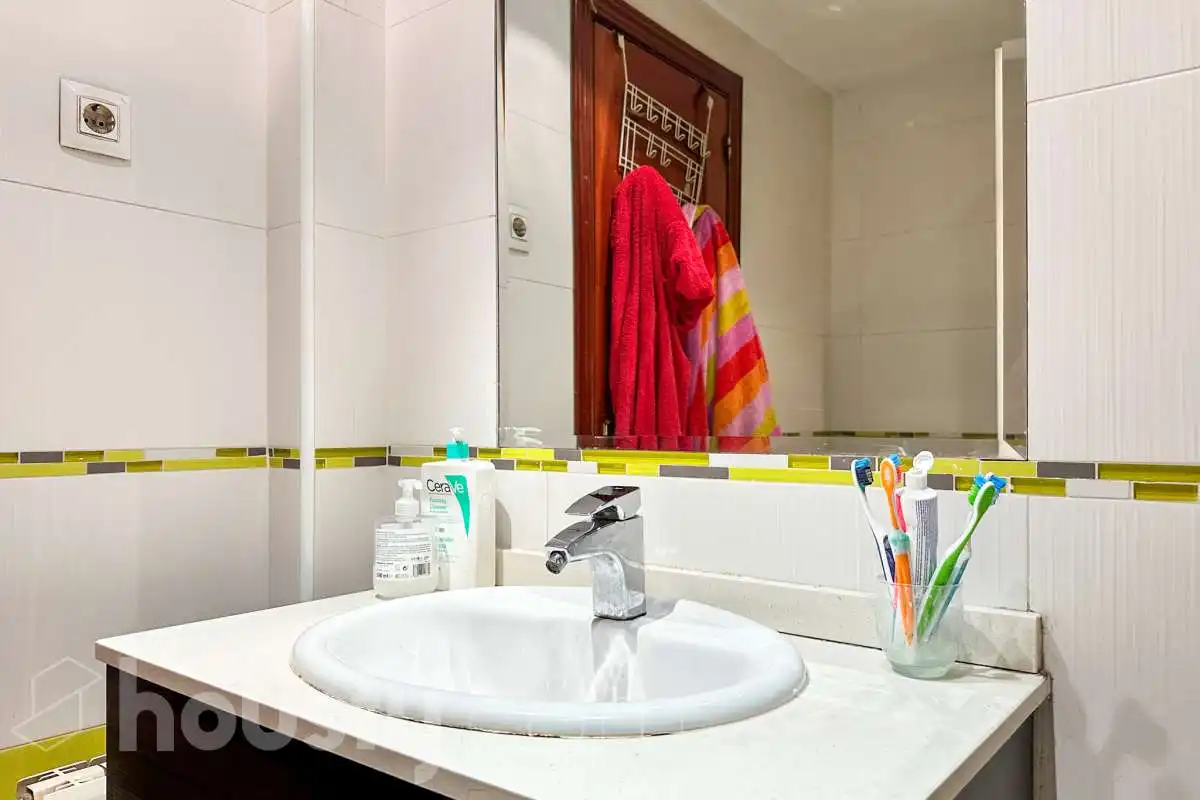 Bathroom of Flat for sale in Móstoles  with Air Conditioner, Terrace and Storage room
