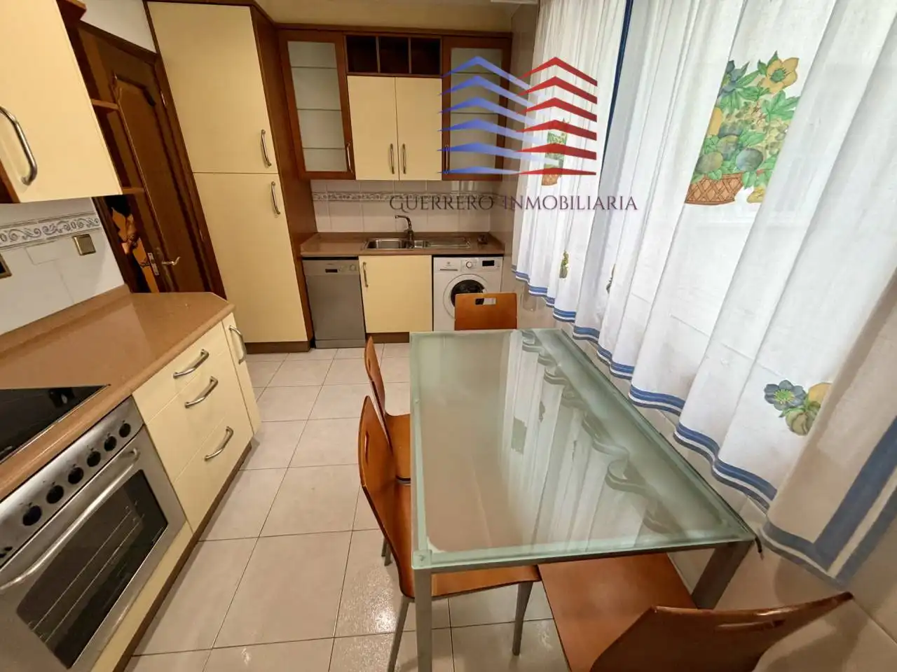 Cuina de Apartament de lloguer en Ourense Capital  amb Calefacció, Parquet i Terrassa
