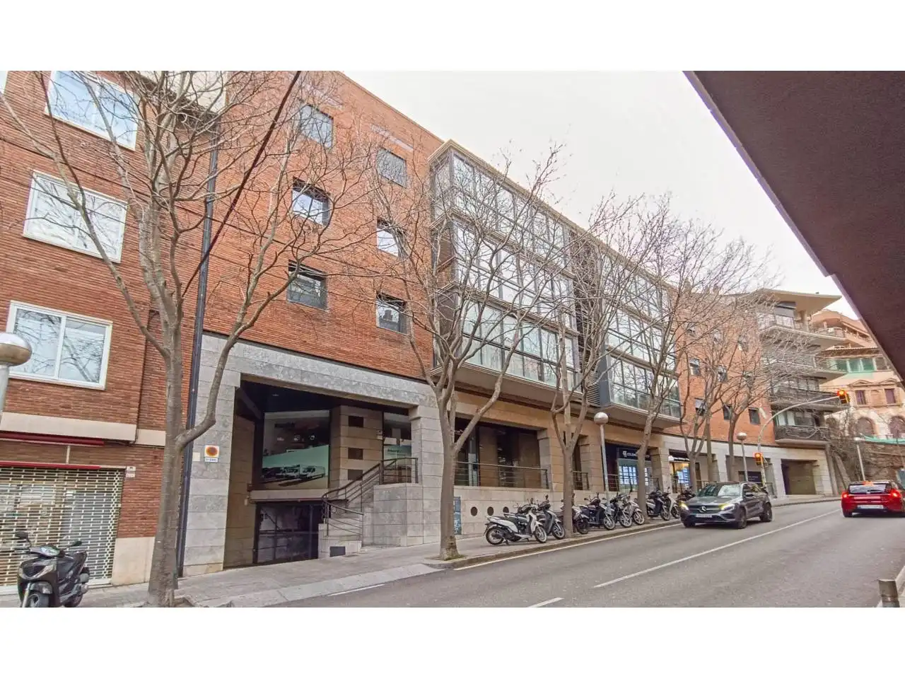 Vista exterior de Piso en venta en Barcelona con Calefacción, Parquet y Balcón