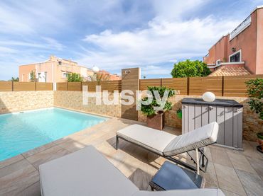 Casa amb piscina en venda a Calle la Herrada