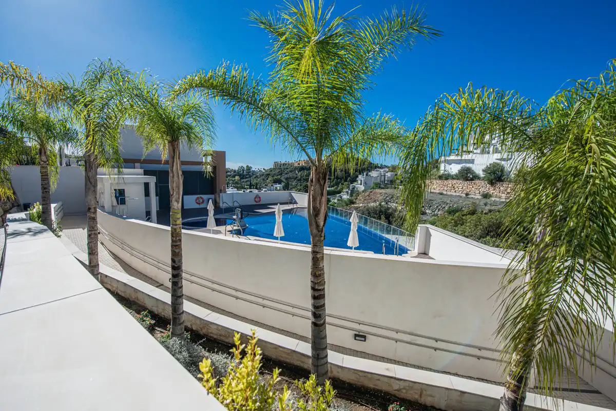 Piscina de Dúplex en venda en Benahavís amb Aire condicionat, Terrassa i Traster