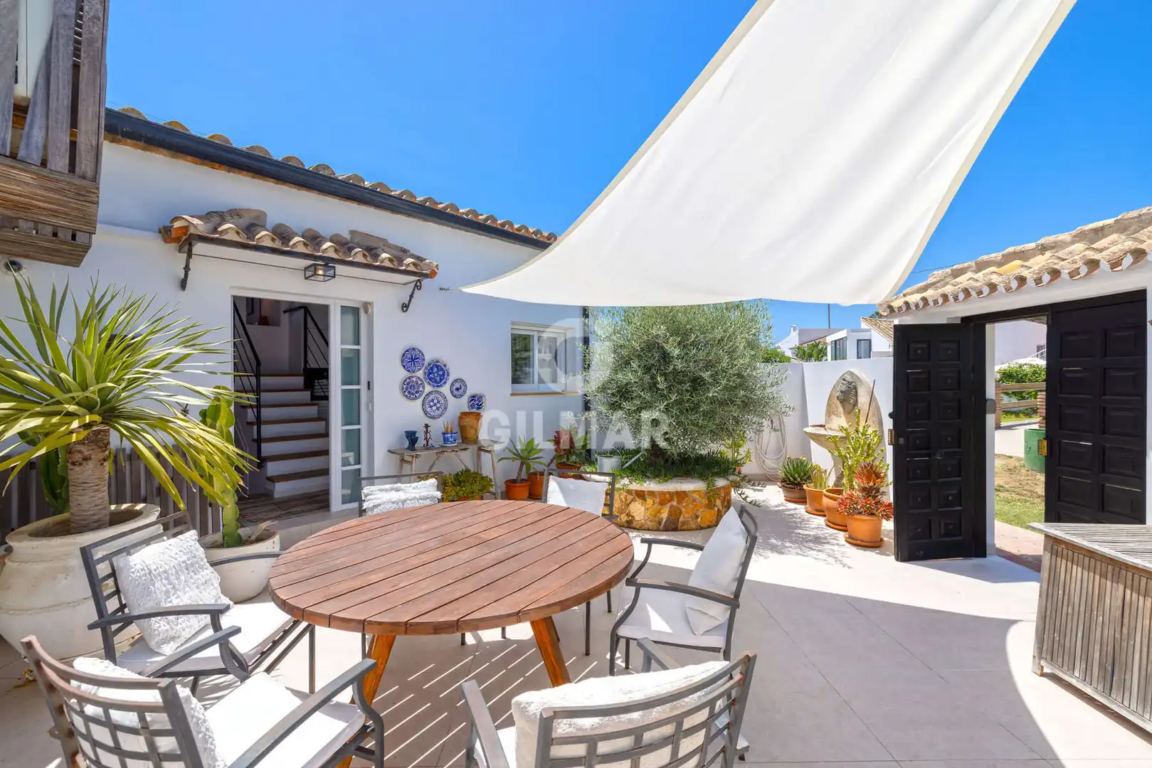 Vista exterior de Casa adosada en venda en Estepona amb Jardí privat