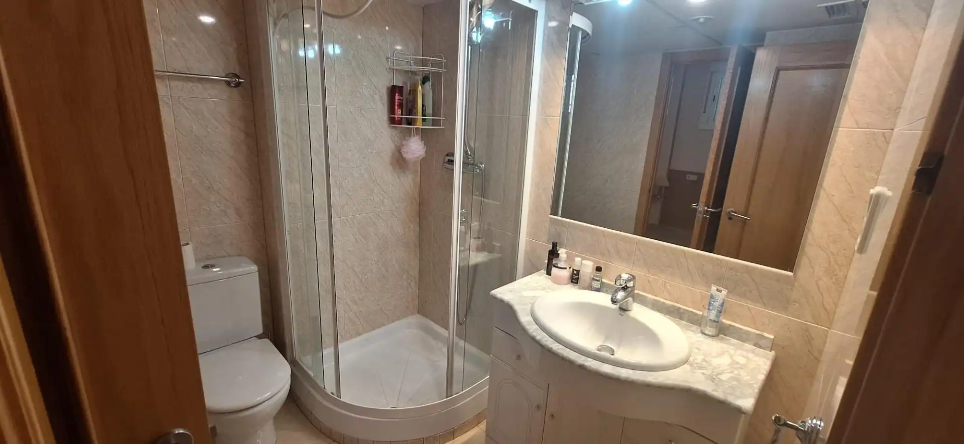 Baño de Apartamento de alquiler en Benidorm con Aire acondicionado, Jardín privado y Amueblado