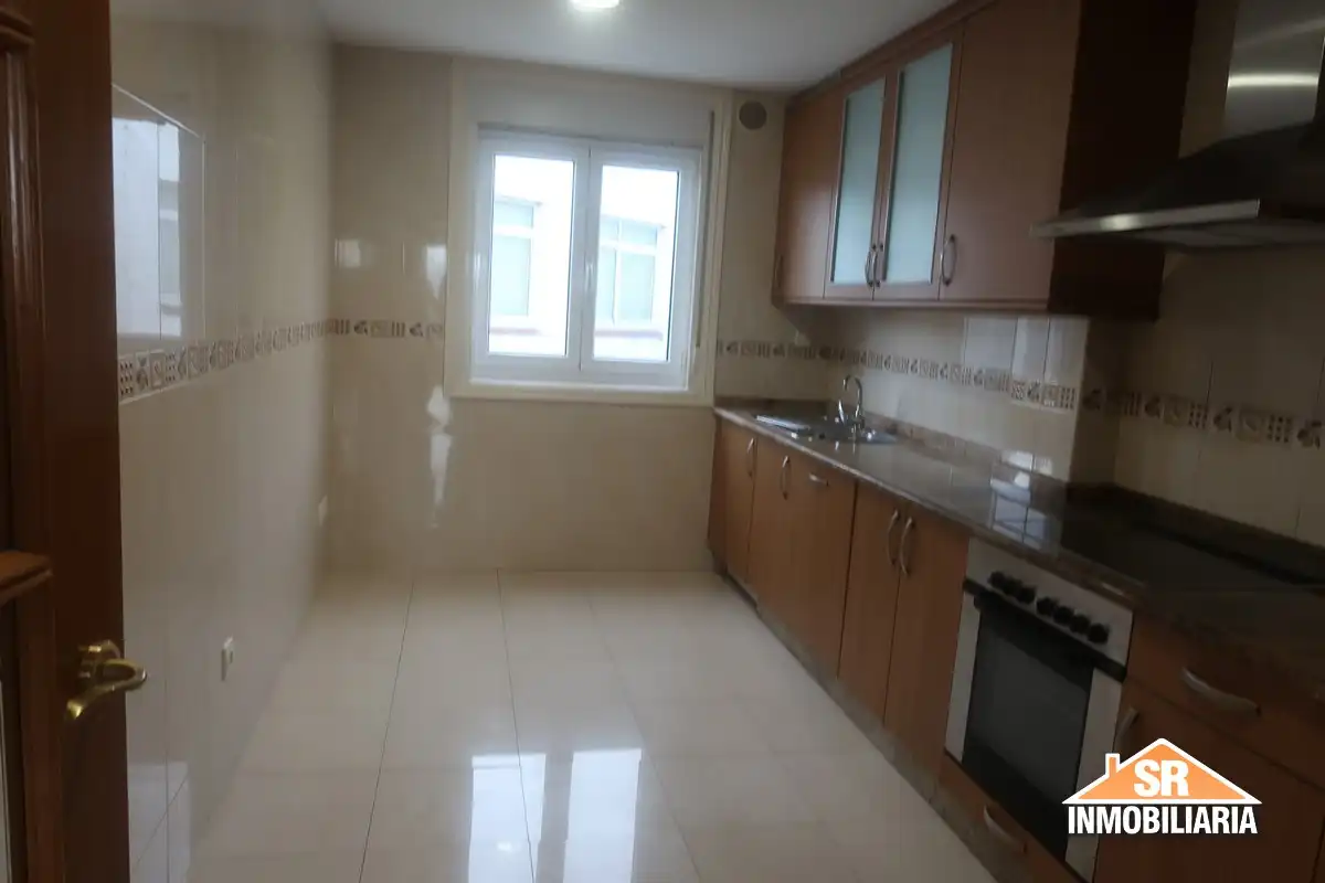 Cocina de Piso de alquiler en A Coruña Capital  con Calefacción, Parquet y Horno