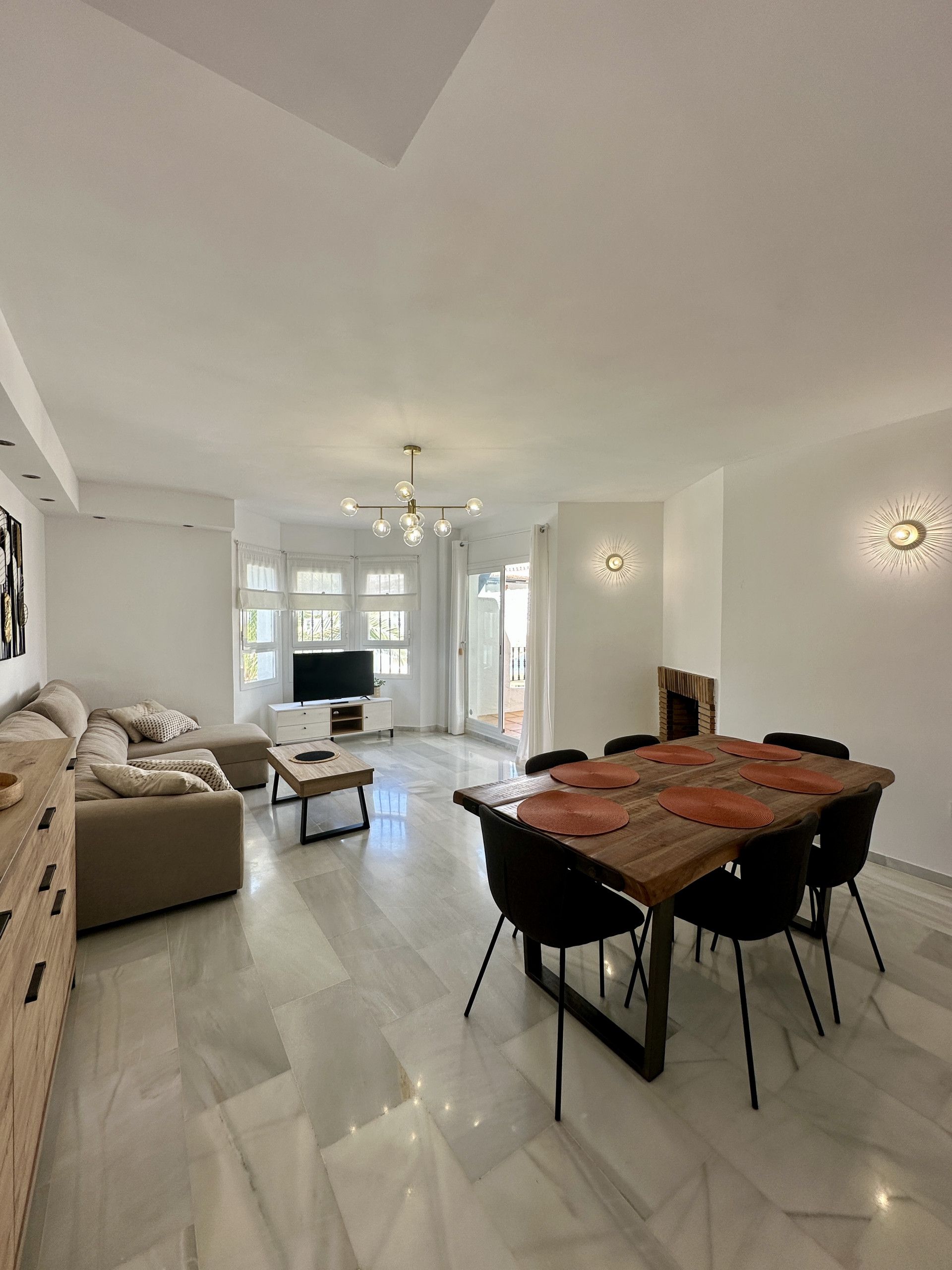 Sala de estar de Dúplex de alquiler en Marbella con Aire acondicionado, Terraza y Piscina