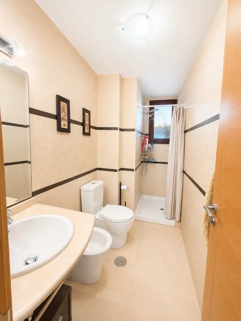 Bathroom of Flat for sale in Sevilla  with Air Conditioner and Community pool