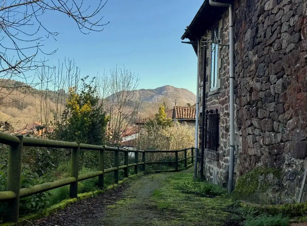 Vista exterior de Casa o chalet en venta en Los Corrales de Buelna  con Terraza, Trastero y Balcón