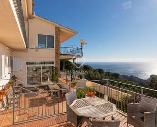 Vista exterior de Casa o xalet en venda en Tossa de Mar amb Aire condicionat, Terrassa i Piscina