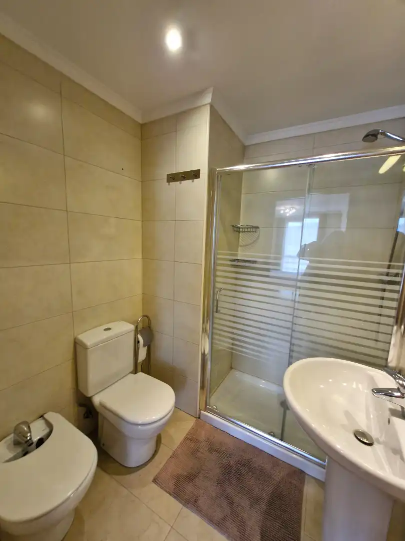 Badezimmer von Wohnung zur Miete in Leioa mit Heizung, Parkett und Möbliert
