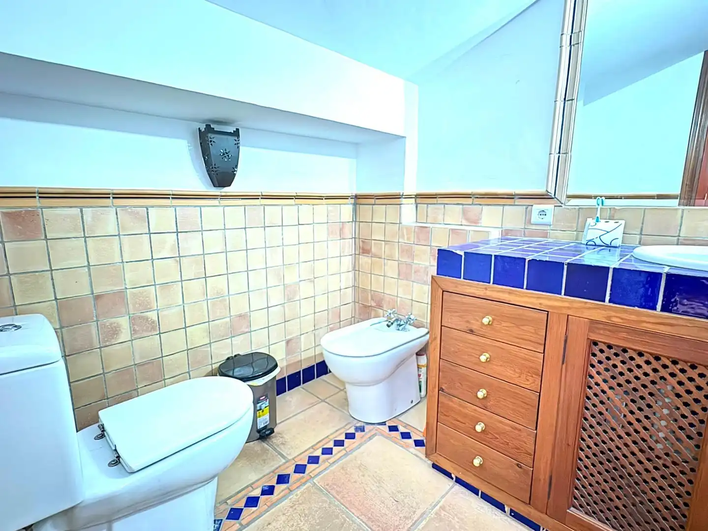 Badezimmer von Einfamilien-Reihenhaus zum Verkauf in Marbella mit Heizung, Terrasse und Balkon