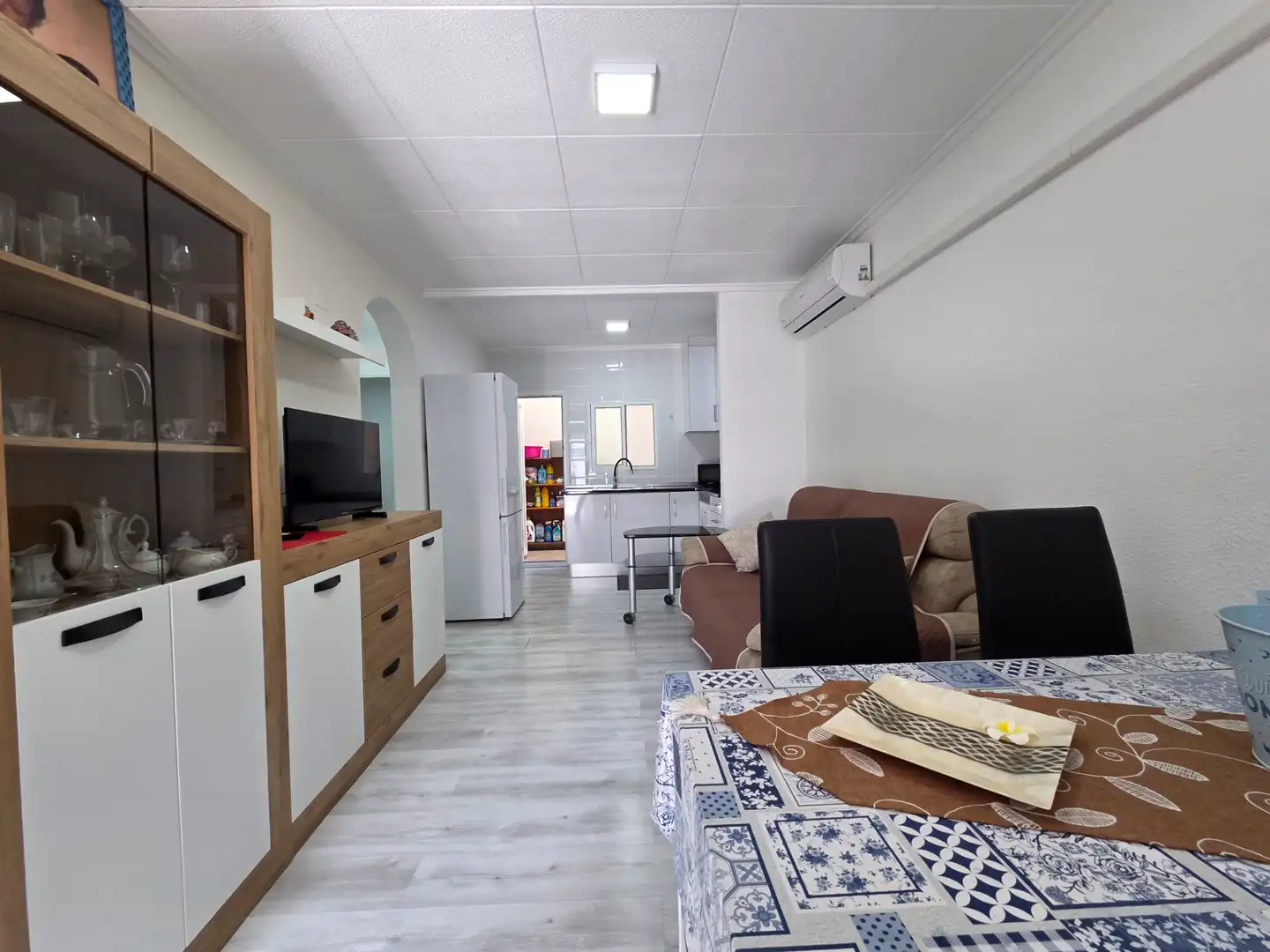 Wohnzimmer von Einfamilien-Reihenhaus zum Verkauf in Torrevieja mit Klimaanlage, Terrasse und Abstellraum