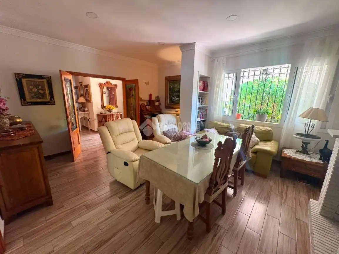 Sala d'estar de Casa o xalet en venda en Espartinas amb Aire condicionat, Piscina i Piscina comunitària