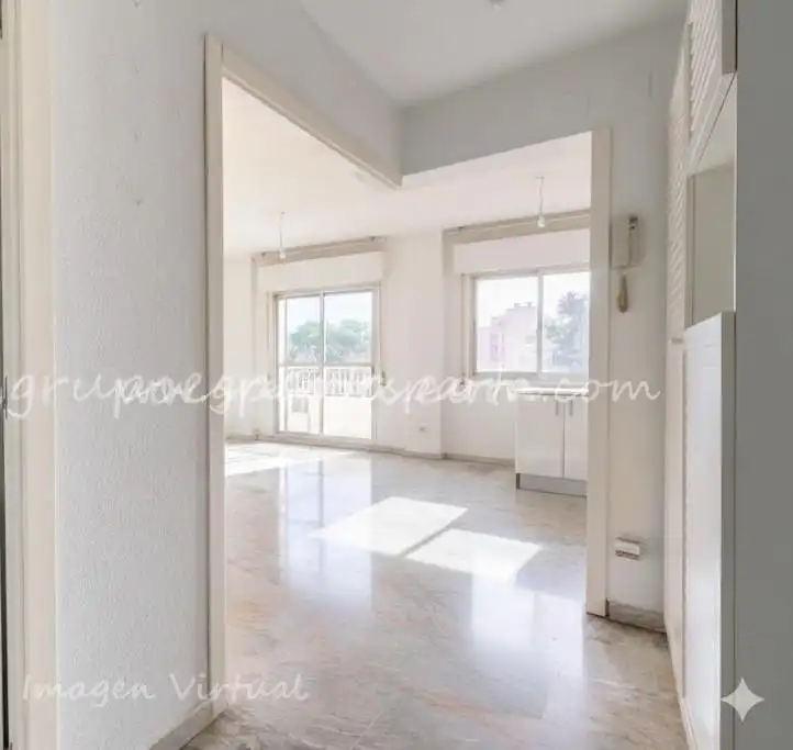 Bedroom of Flat for sale in Sevilla  with Air Conditioner and Balcony