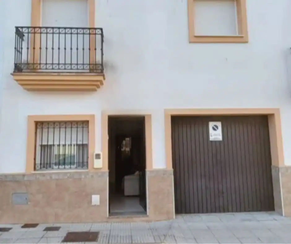 Außenansicht von Einfamilien-Reihenhaus zum Verkauf in San Bartolomé de la Torre mit Heizung, Terrasse und Abstellraum