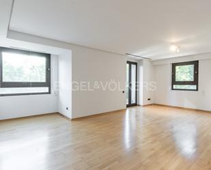 Sala d'estar de Apartament de lloguer en  Madrid Capital amb Aire condicionat i Terrassa