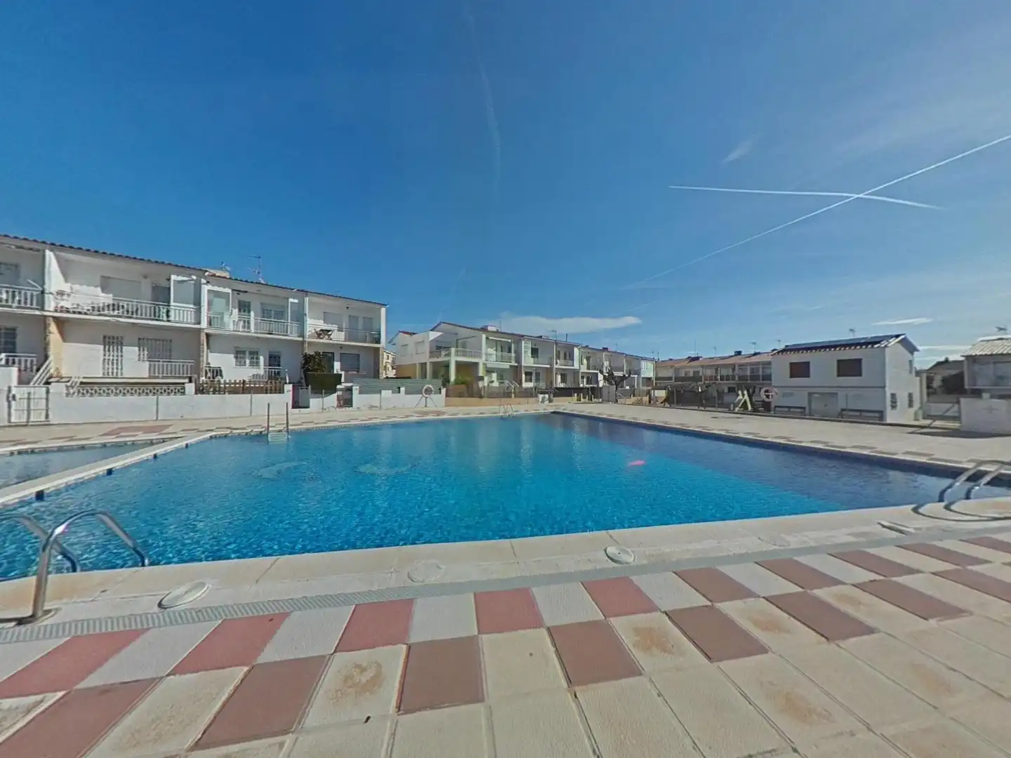 Schwimmbecken von Einfamilien-Reihenhaus zum Verkauf in El Vendrell mit Privatgarten und Parkett