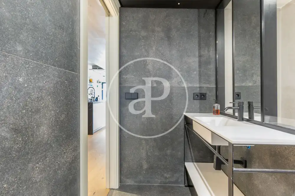 Bathroom of Flat for rent in Valencia  with Air Conditioner, Heating and Terrace