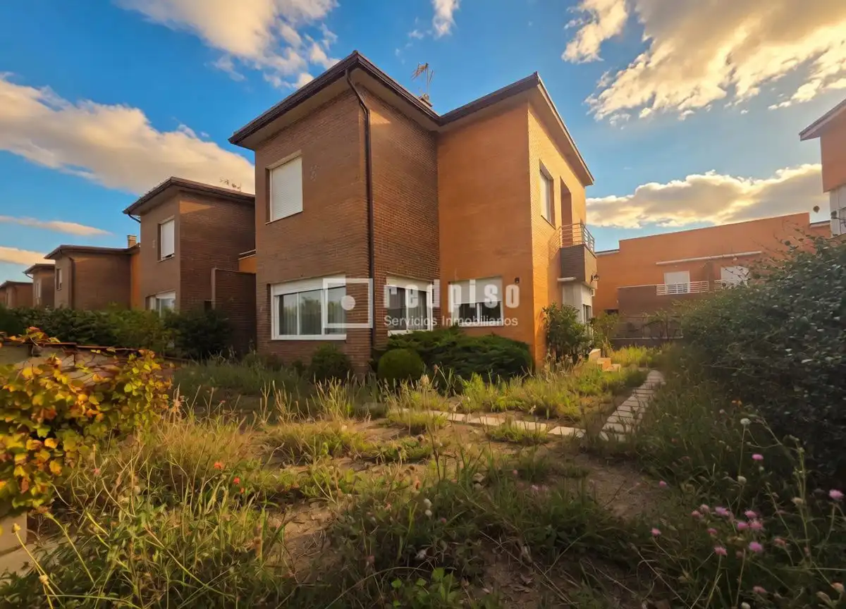 Vista exterior de Casa o xalet en venda en Camarena amb Aire condicionat, Calefacció i Terrassa