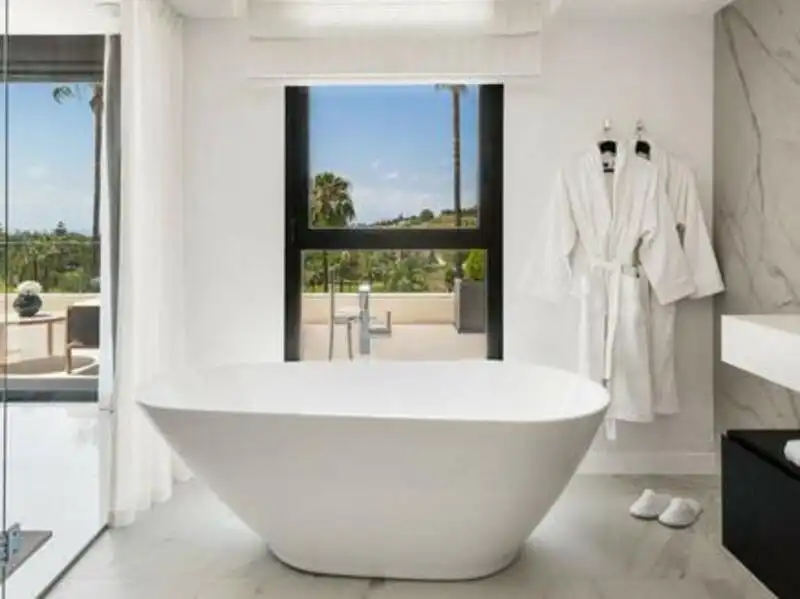 Bany de Casa o xalet de lloguer en Marbella amb Aire condicionat, Calefacció i Jardí privat