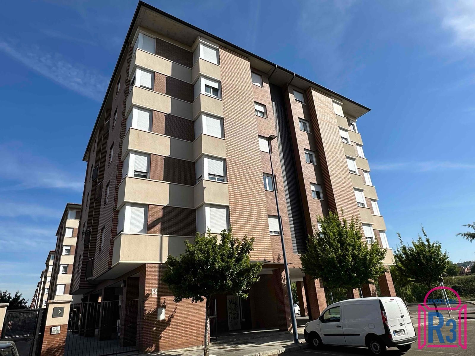 Vista exterior de Piso en venta en León Capital  con Calefacción, Terraza y Trastero